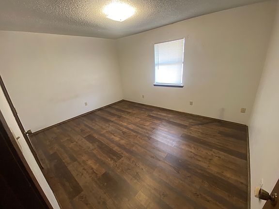 2nd image of 1520 S Avenue O APT 1