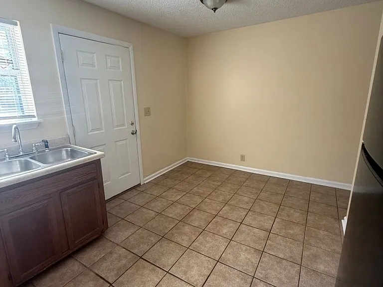 615 Castlegate Dr — Photo 6