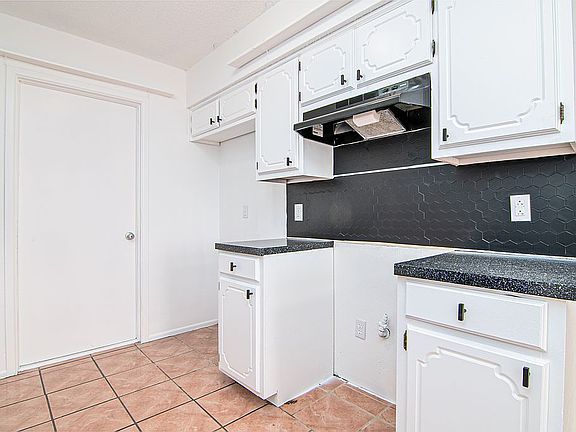 5th image of 540 Avenue A Cir