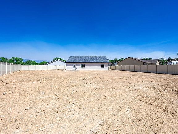 4th image of 2932 Dayapple Ct