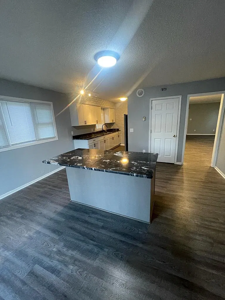 3 bed, 1.5 bath, 1228 sqft, $2,595 — Photo 3