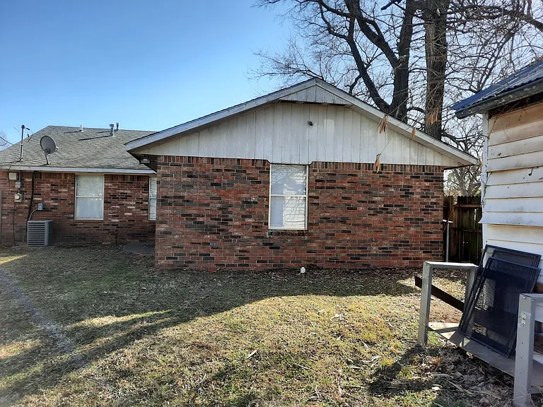812 E Walnut St — Photo 1