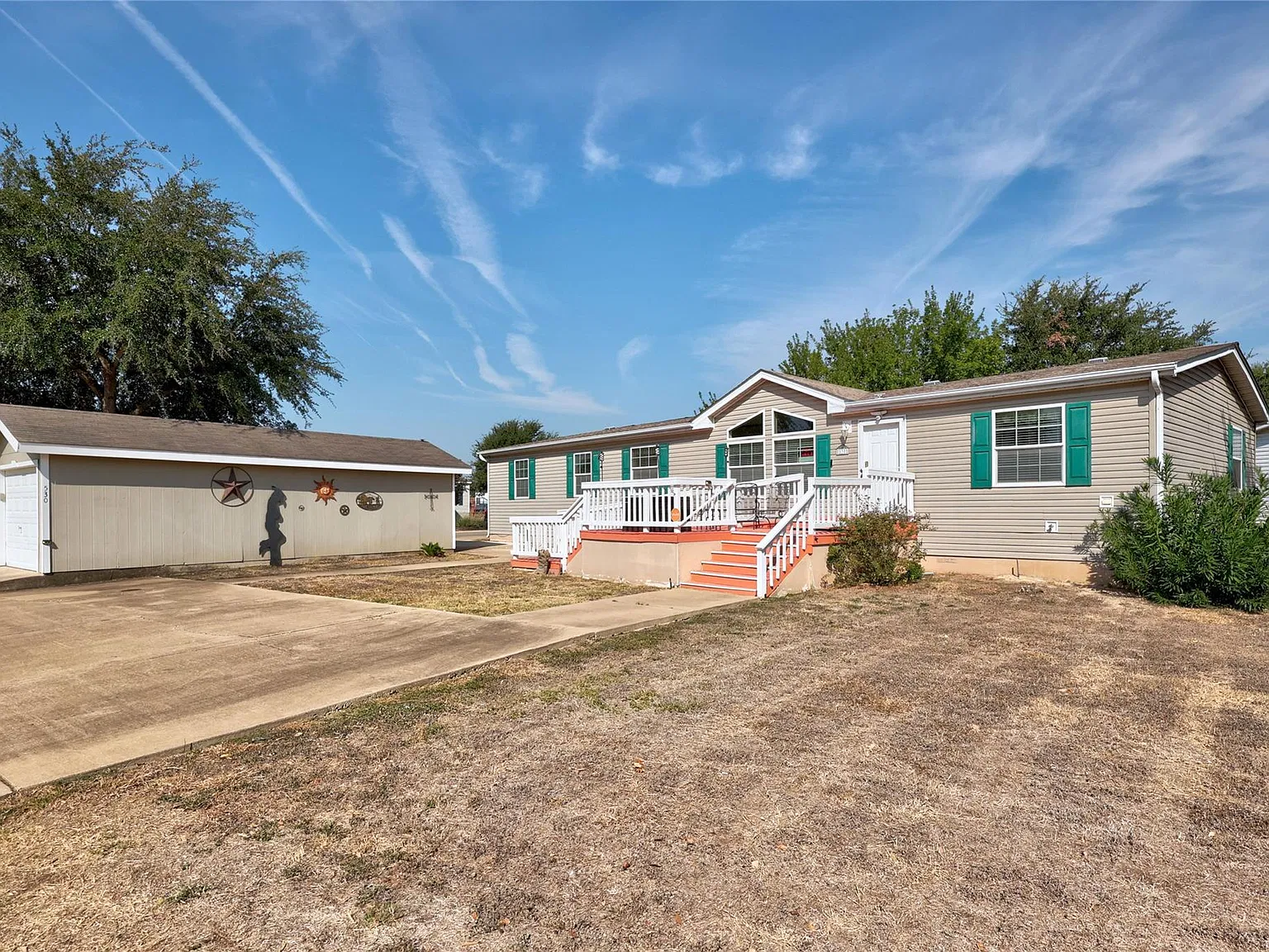 3 bed, 2.0 bath, 2176 sqft, $1,900 — Photo 2