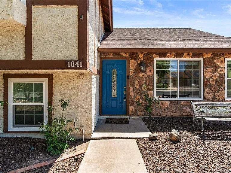 1041 E Kristal Way — Photo 3