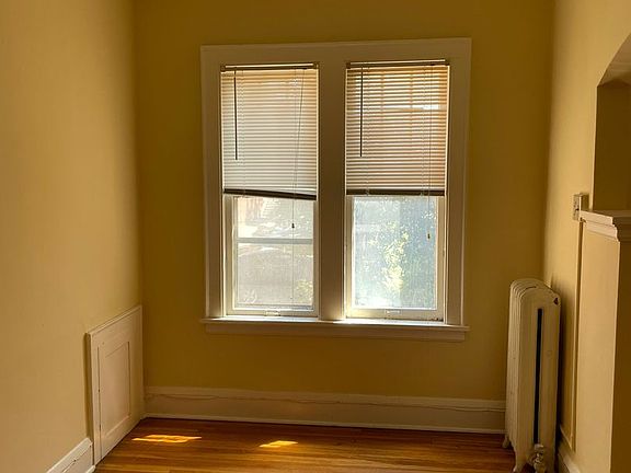 3rd image of 610 W Franklin Ave #111