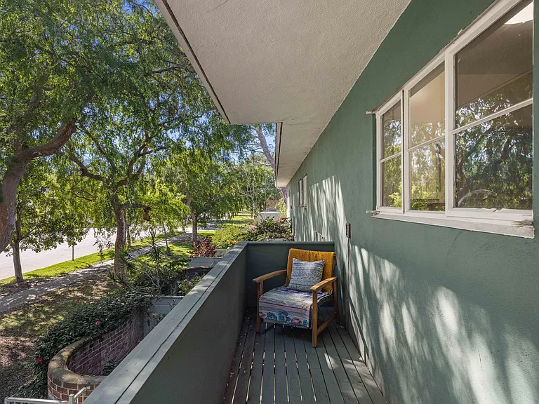 5150 1/2 Village Grn — Photo 9