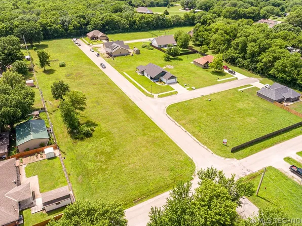 410 W 7th St, Dewey, OK 74029