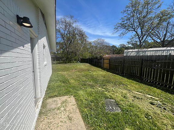 3rd image of 2212 Shadowwood Cir