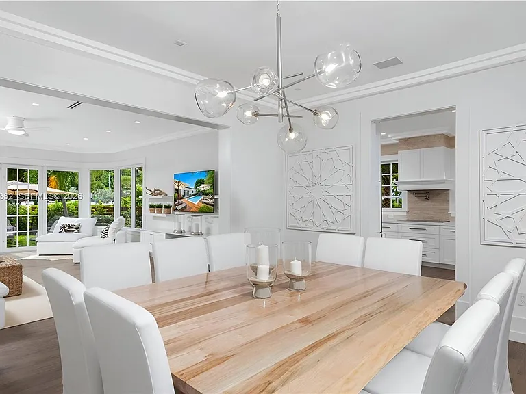2575 Pine Tree Dr — Photo 11