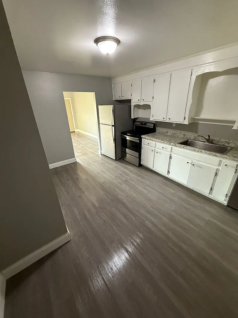 415 Lowther Street — Photo 3