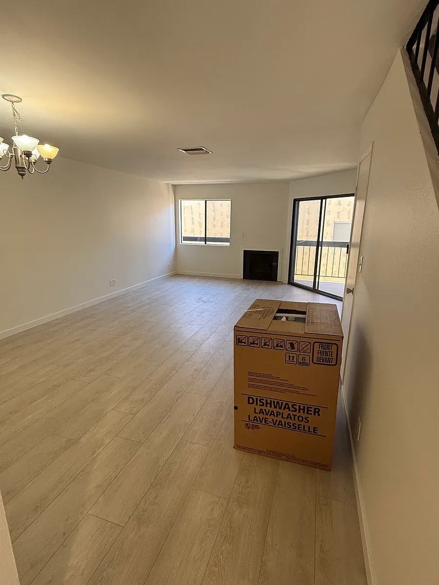 Building Photo - 401 W Dryden St #10