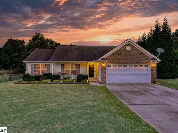 427 Gibbs Village Ln, Wellford, SC 29385