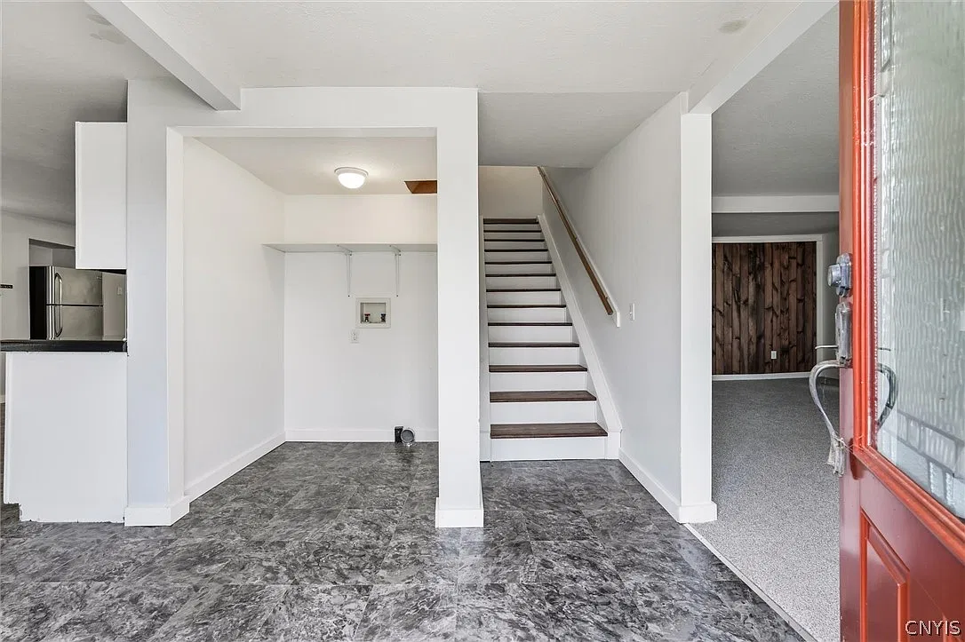 4 bed, 2.5 bath, 3366 sqft, $2,200 — Photo 3
