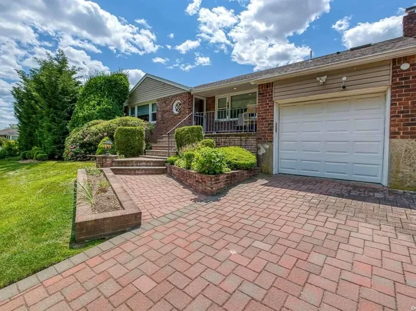 1752 Park Drive, Seaford, NY 11783