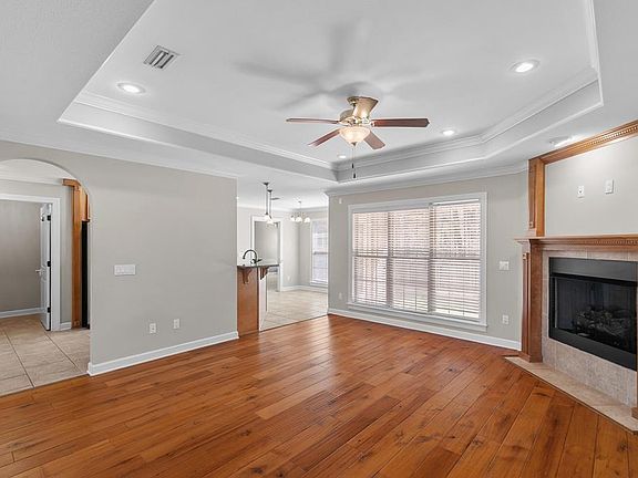 5th image of 300 Valley Chase Dr