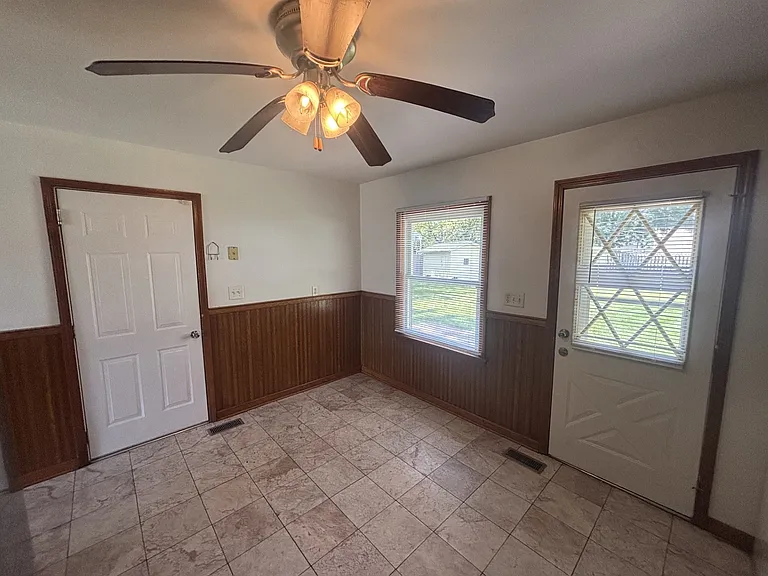 1352 Crestwood Dr — Photo 8