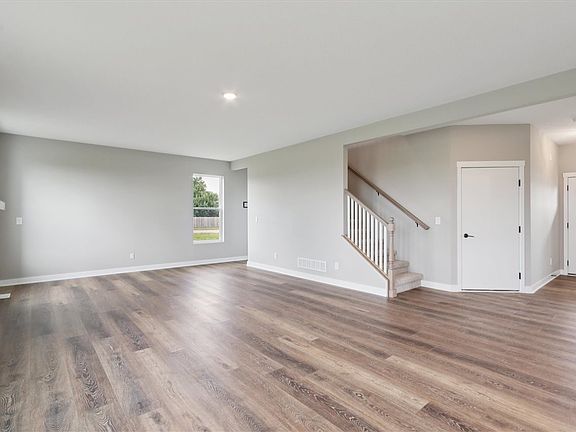 3rd image of 1285 Eisenhower Blvd