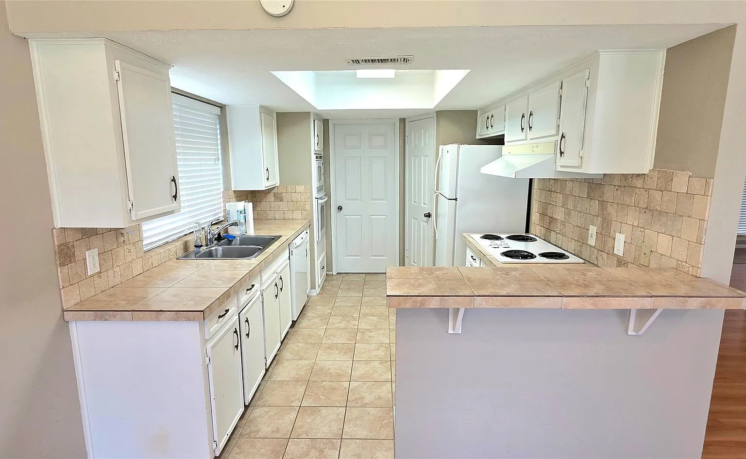3 bed, 2.0 bath, 1728 sqft, $2,100 — Photo 2