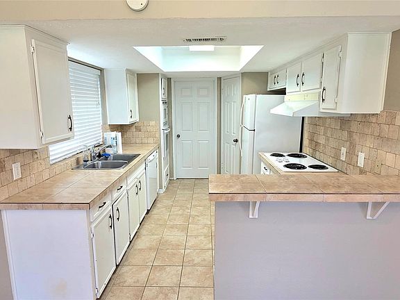 2nd image of 3038 Shawnee Dr
