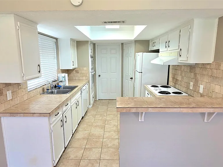 3038 Shawnee Dr — Photo 2