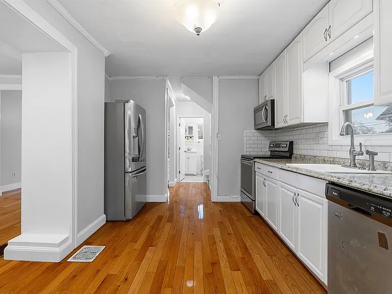 7 Pine St #2 — Photo 8