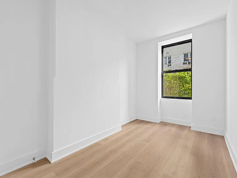 313 W 47th St #4E — Photo 3