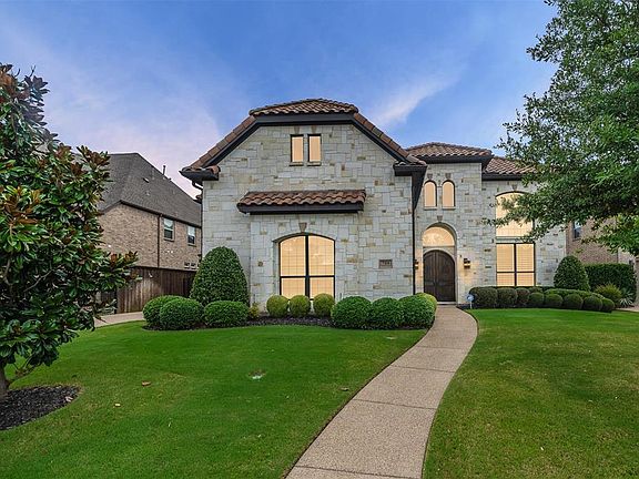 2nd image of 711 Chateaus Dr