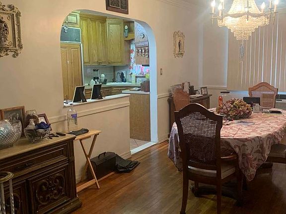 4th image of 3260 46th St