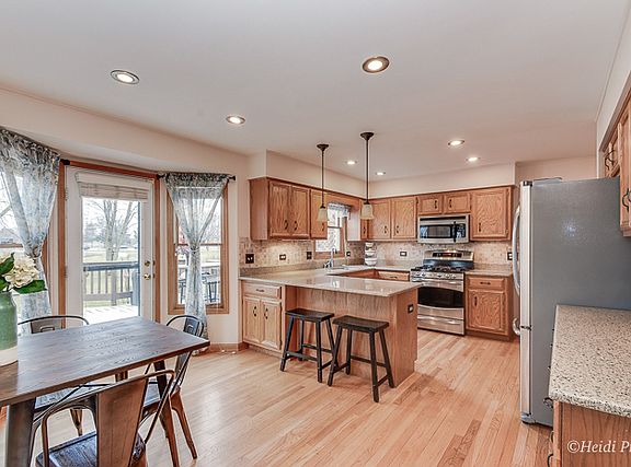 3rd image of 906 Clarendon Ln