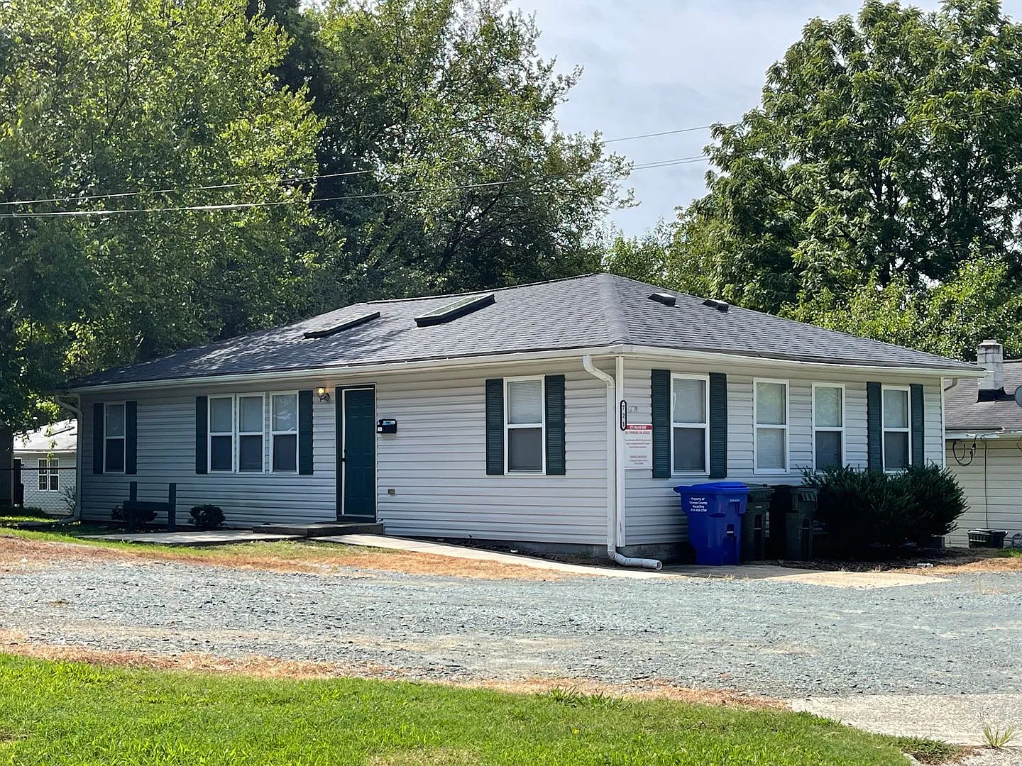 Updated 4br 2ba house with parking and walking distance to UNC Campus! — Photo 1
