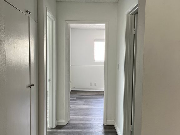 Hallway to bedrooms & bathroom.