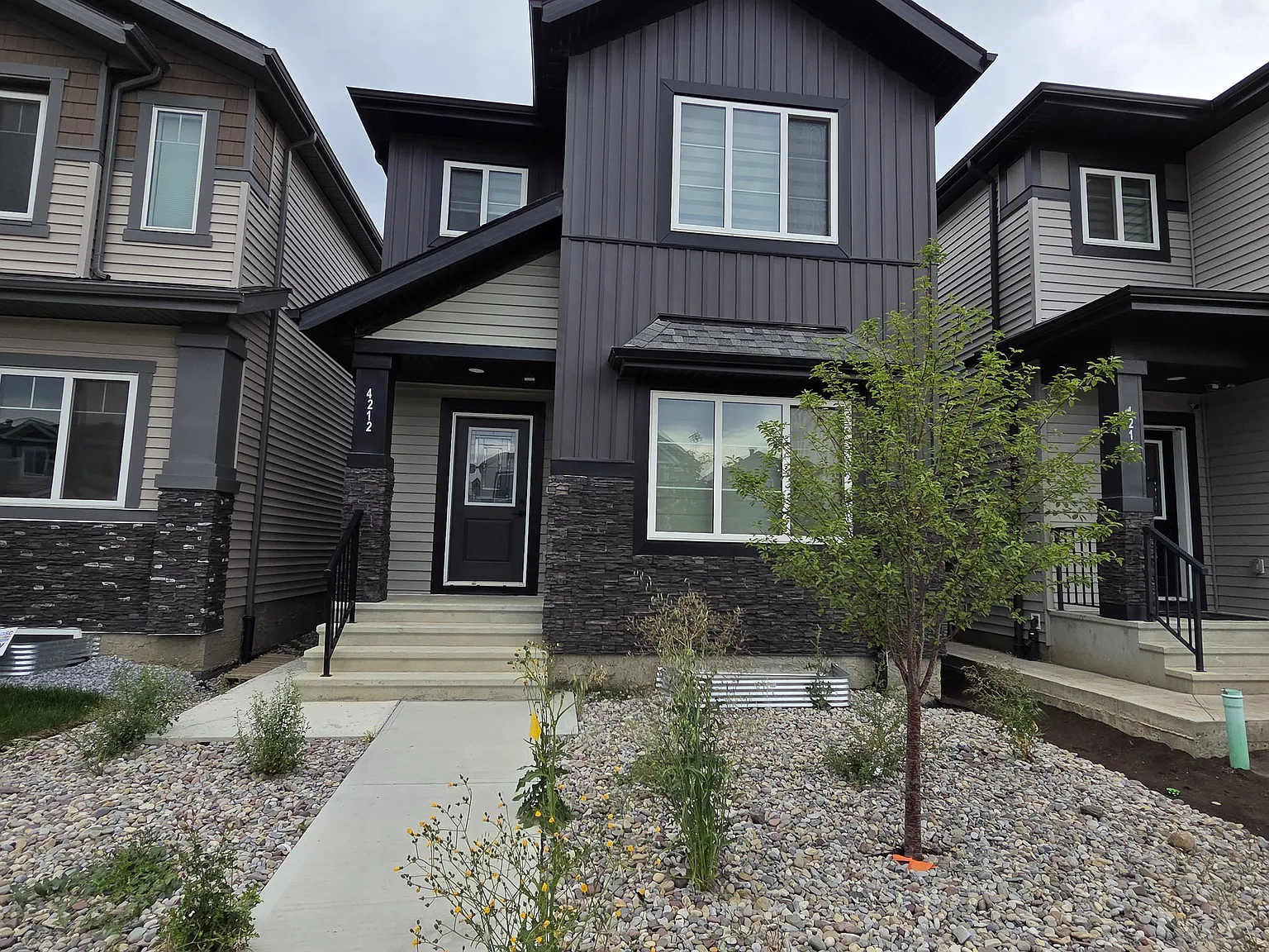 Modern 3-Bedroom Main Home With Double Garage, Deck — Photo 1