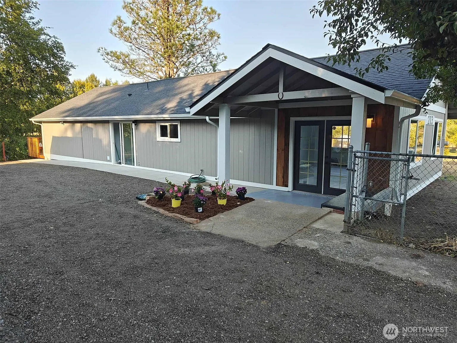 203 SW Dogwood Road photo 1