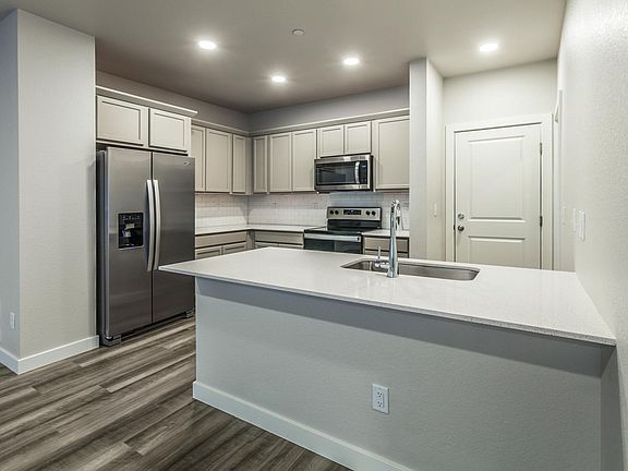 Kitchen counter - seating for 2-3 at counter