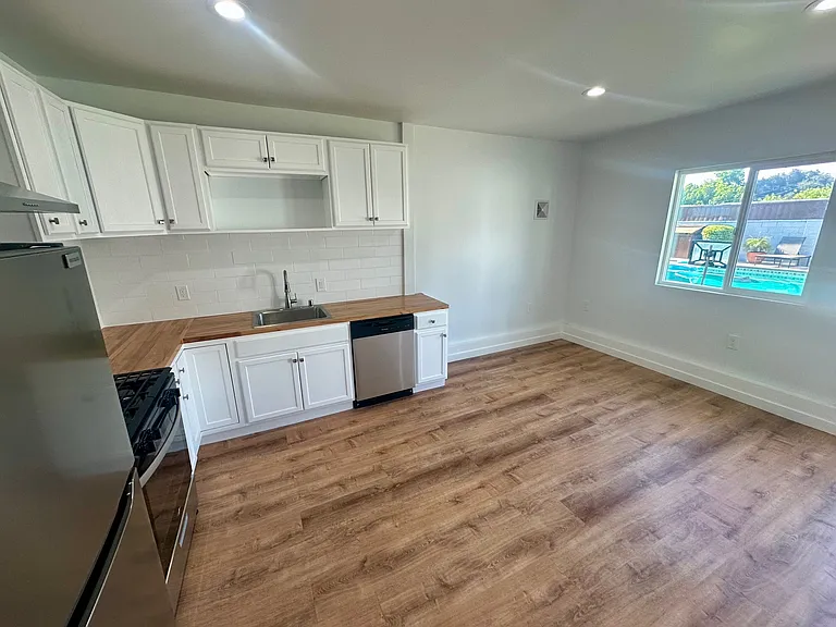 8958 N Swinton Ave — Photo 31