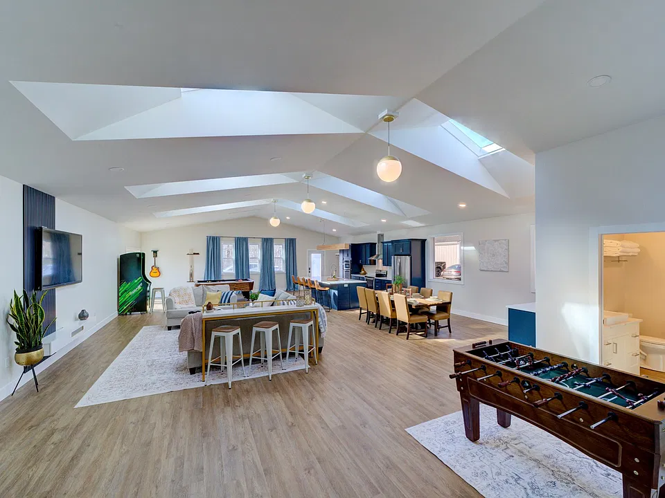 2127 W Sherman Blvd