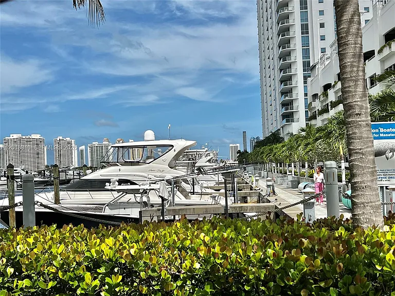 17111 Biscayne Blvd #1102 — Photo 31