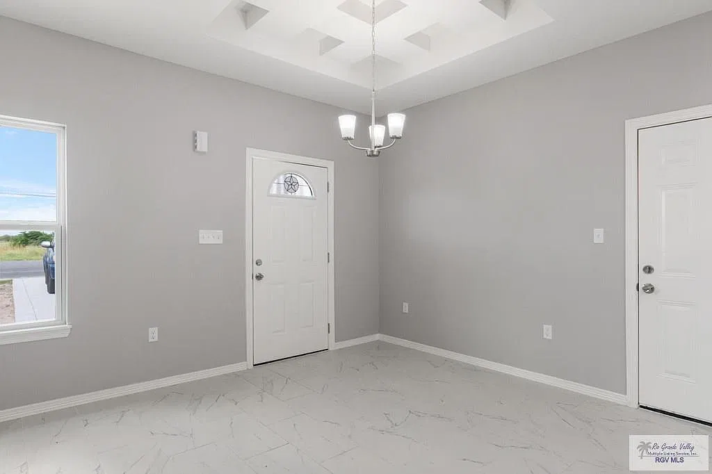 3 bed, 2.0 bath, 1200 sqft, $1,300 — Photo 2
