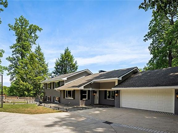 2nd image of 132 Laurel Dr NE