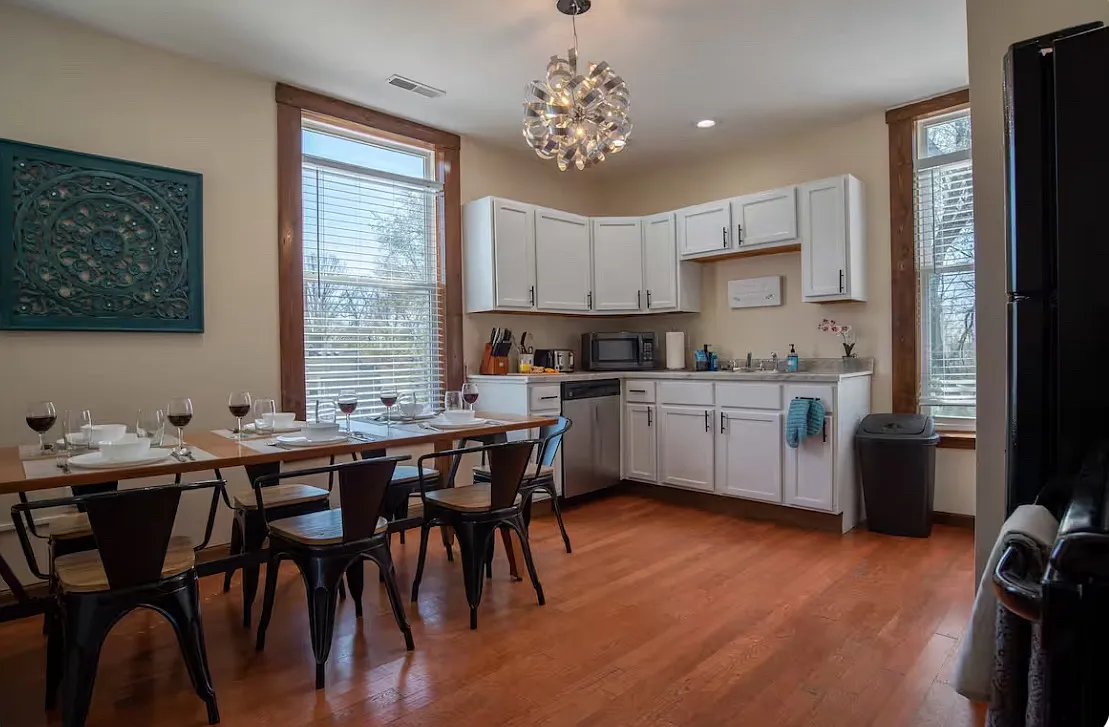 409 E Locust St — Photo 3