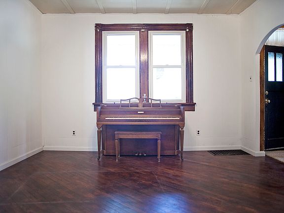 2nd image of 9832 Sadie Ave