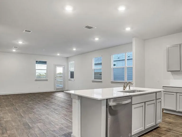 10601 Seguin St — Photo 10