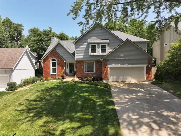 8341 Greenwood Cir, Lenexa, KS 66215