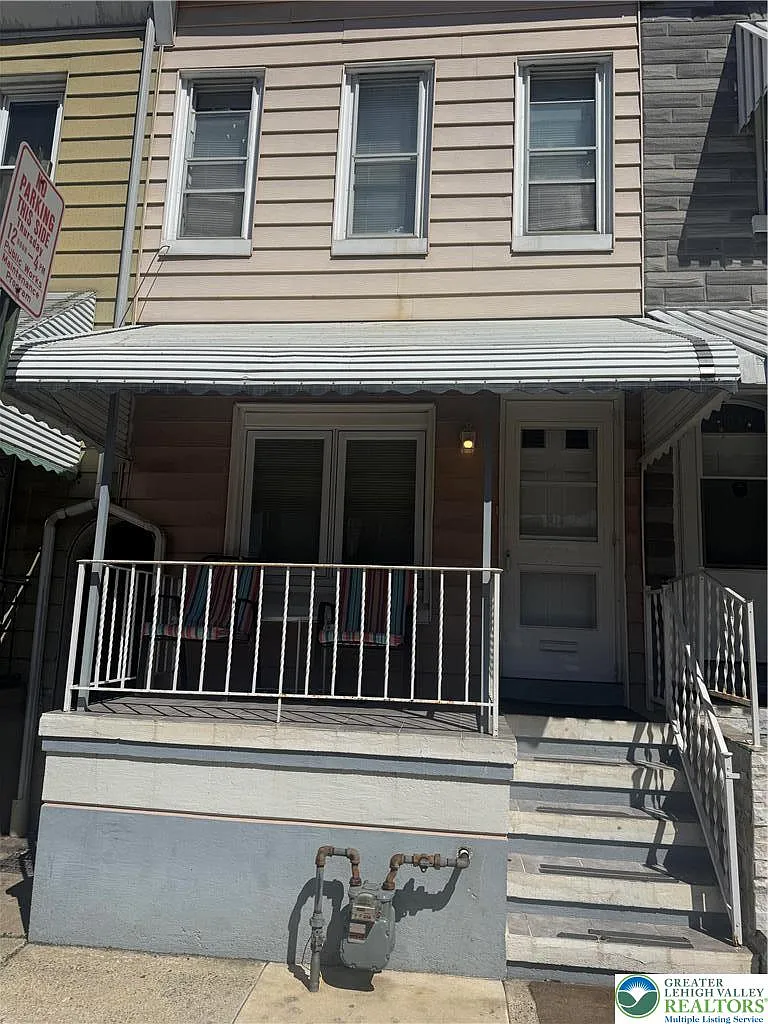 911 Marion St photo 1
