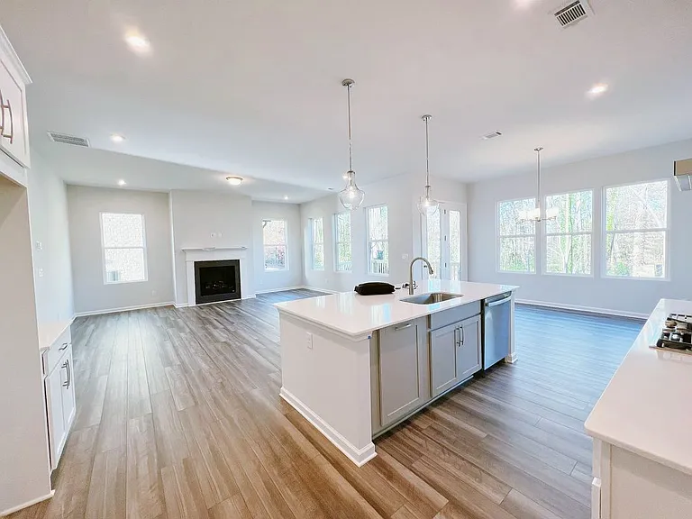 2475 Whistler Way NE — Photo 6