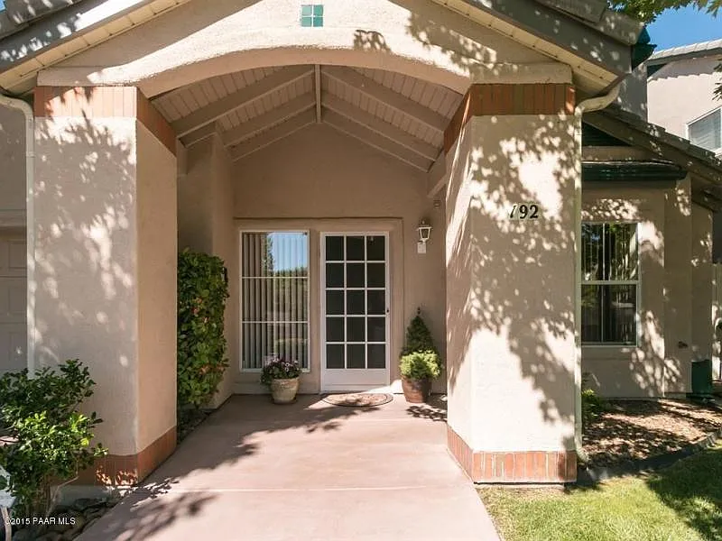 3 bed, 2.5 bath, 1628 sqft, $2,400 — Photo 2