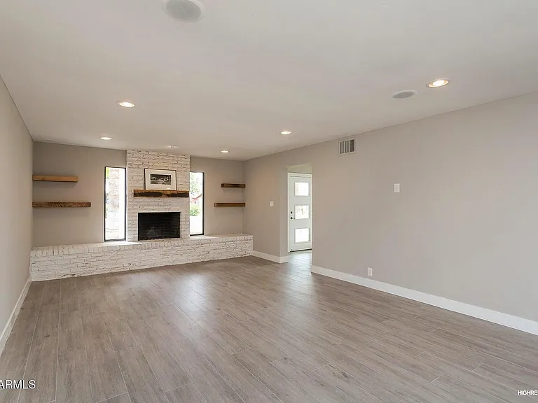 4210 N 34th Pl — Photo 4