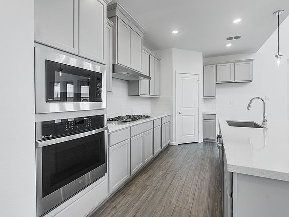 5th image of 21910 Wycombe Terrace Way
