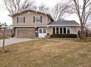 910 N Ironwood Pl, Mount Prospect, IL