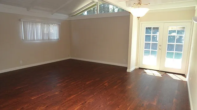 344 N Shattuck Pl — Photo 4